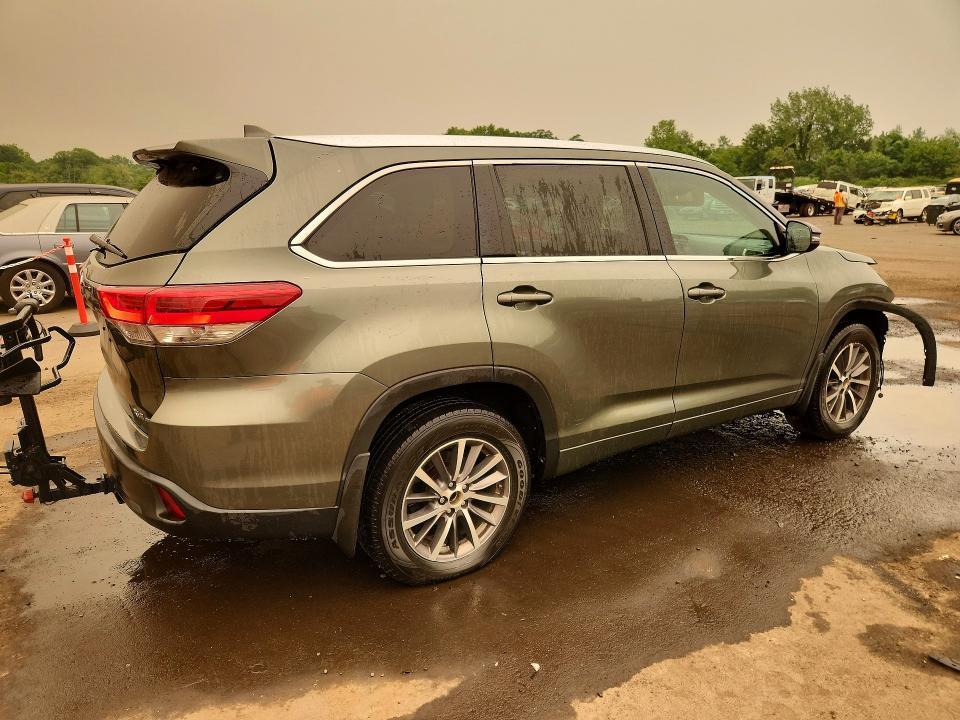Photo 3 from auction – 2018 TOYOTA HIGHLANDER with VIN 5TDJZRFH7JS910898