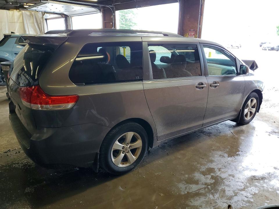 Photo 3 from auction – 2012 TOYOTA SIENNA with VIN 5TDKK3DC4CS182070