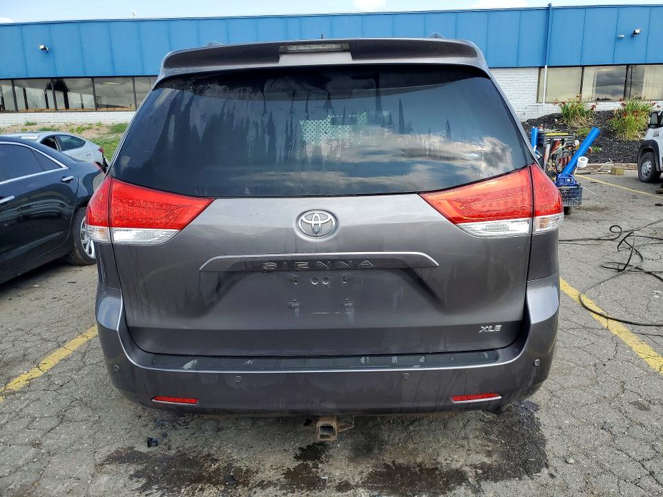 Photo 6 from auction – 2011 TOYOTA SIENNA with VIN 5TDYK3DC4BS081149