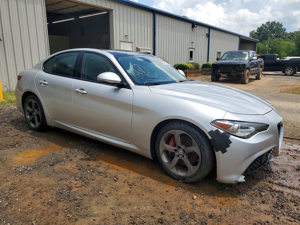 Фото 4 с аукциона – 2017 ALFA ROMEO GIULIA с VIN ZARFAEBN6H7551961