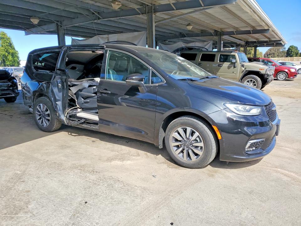 Photo 4 from auction – 2023 CHRYSLER PACIFICA with VIN 2C4RC1L75PR626611