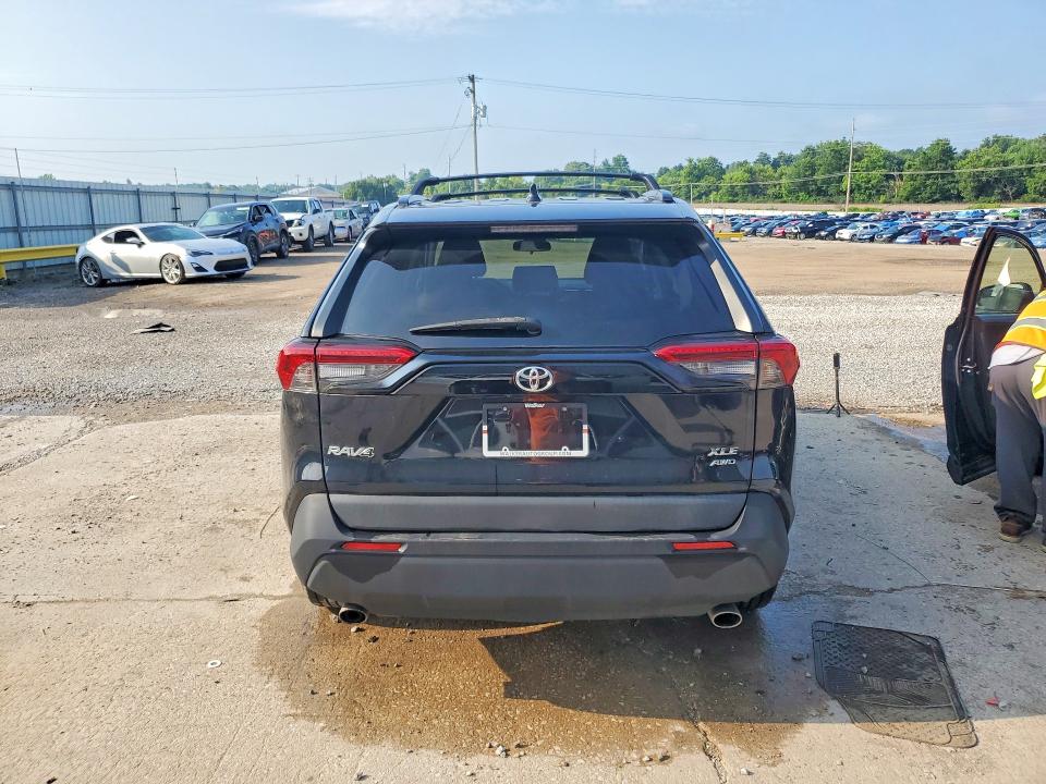 Photo 6 from auction – 2019 TOYOTA RAV4 with VIN 2T3P1RFV1KW047975