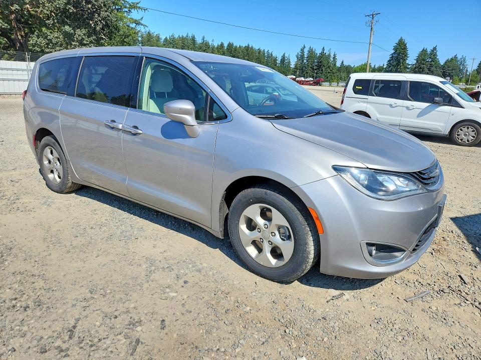 Photo 4 from auction – 2017 CHRYSLER PACIFICA with VIN 2C4RC1H75HR765082