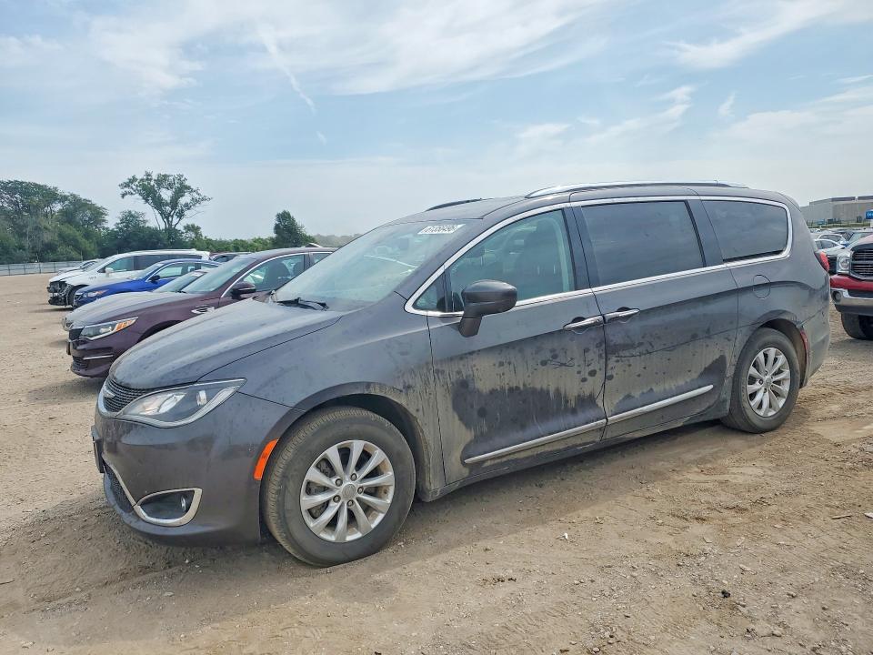 CHRYSLER PACIFICA 2018 with VIN 2C4RC1EGXJR101046 - Photo from auction