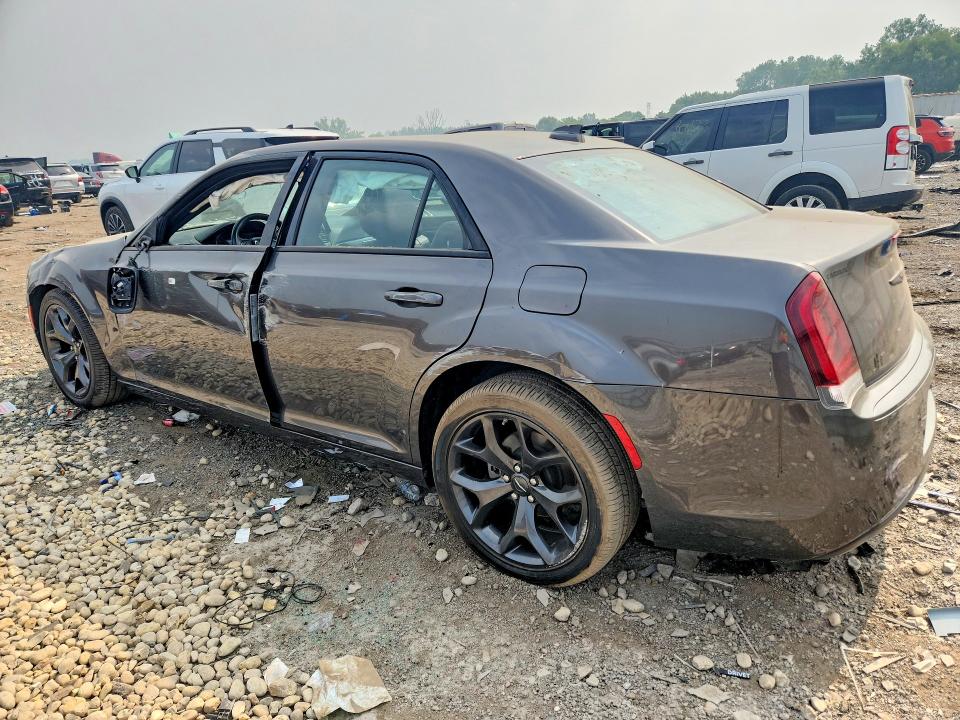 Photo 2 from auction – 2023 CHRYSLER 300 with VIN 2C3CCABG0PH637002