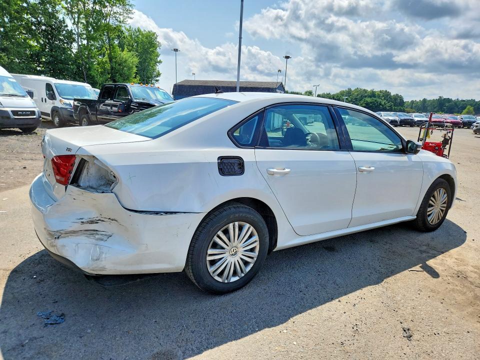 Photo 3 from auction – 2015 VOLKSWAGEN PASSAT with VIN 1VWAT7A36FC017189