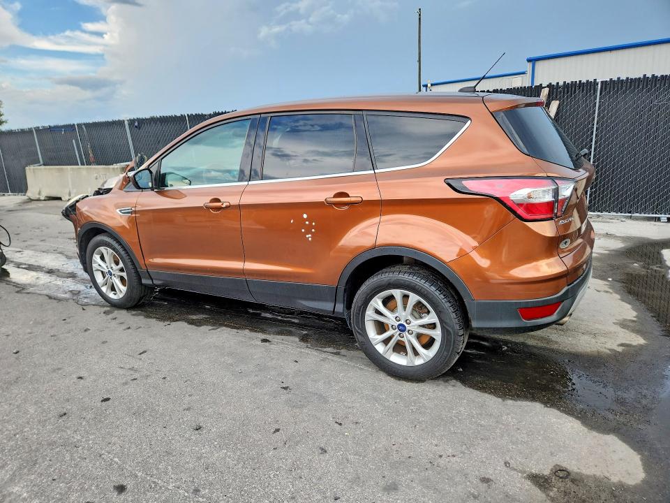 Photo 2 from auction – 2017 FORD ESCAPE with VIN 1FMCU9GD8HUB60805
