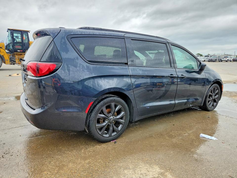 Photo 3 from auction – 2019 CHRYSLER PACIFICA with VIN 2C4RC1EG3KR737843