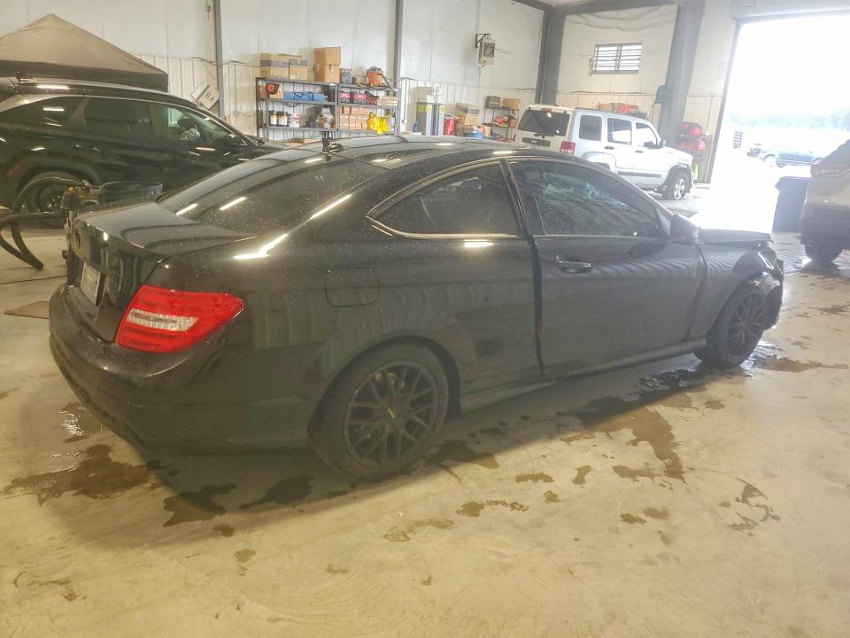 Photo 3 from auction – 2015 MERCEDES-BENZ C with VIN WDDGJ4HBXFG389020