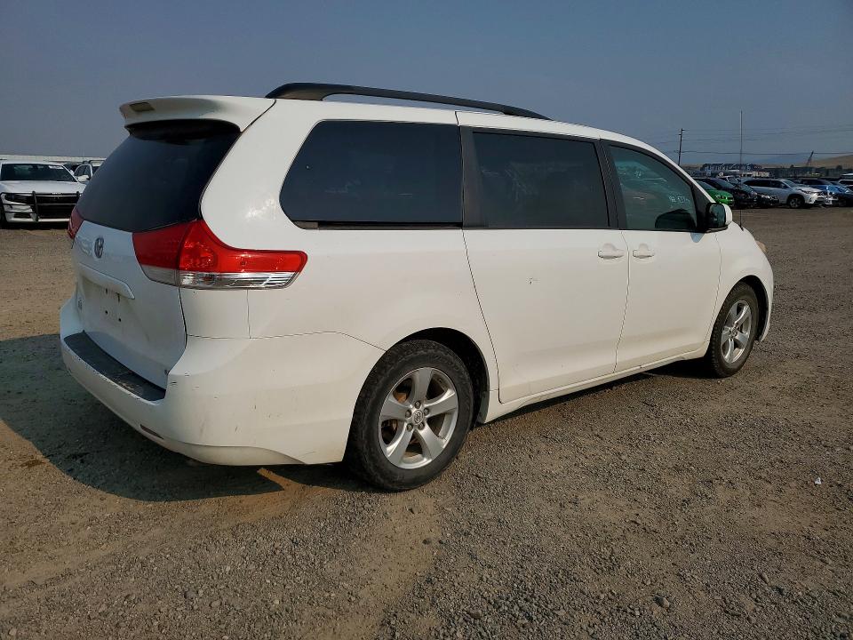 Photo 3 from auction – 2013 TOYOTA SIENNA with VIN 5TDKK3DC8DS337351