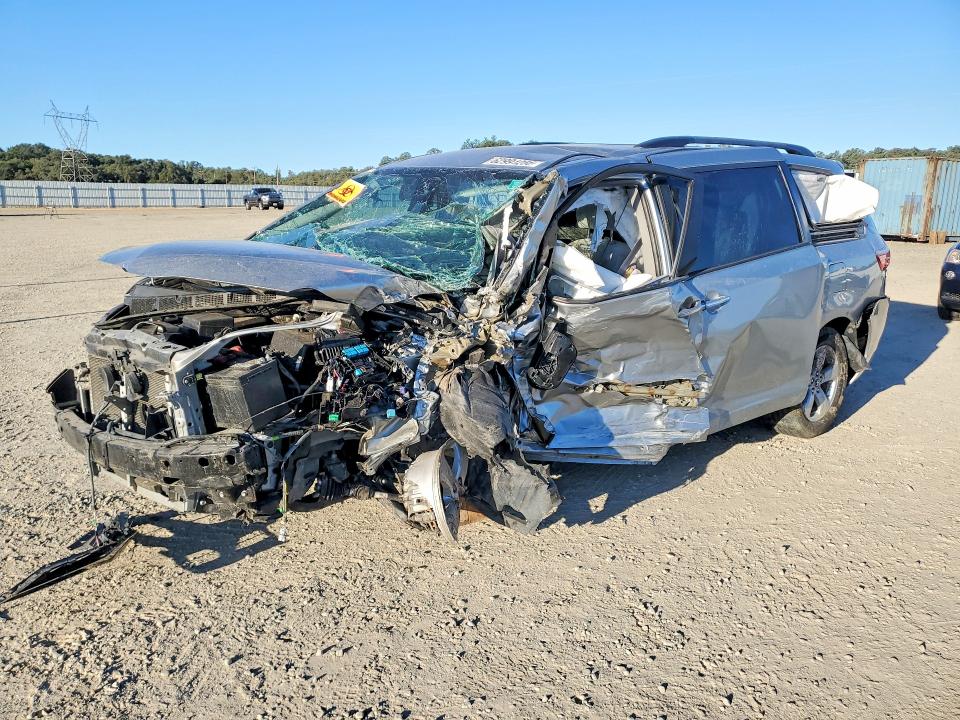 TOYOTA SIENNA 2020 with VIN 5TDKZ3DC1LS023096 - Photo from auction