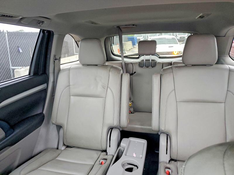 Photo 10 from auction – 2018 TOYOTA HIGHLANDER with VIN 5TDKZRFH1JS543095