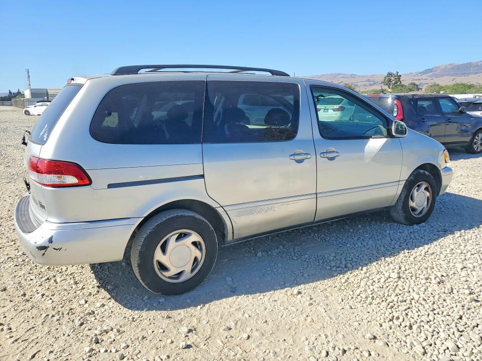 Photo 3 from auction – 2002 TOYOTA SIENNA with VIN 4T3ZF13C02U418168