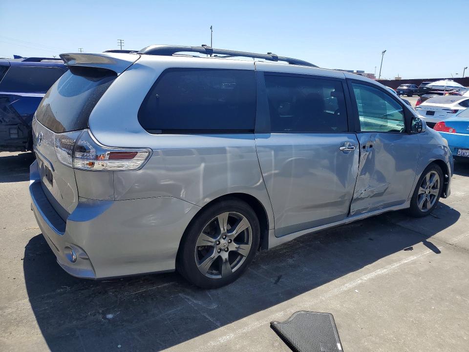 Photo 3 from auction – 2017 TOYOTA SIENNA with VIN 5TDXZ3DC9HS852804