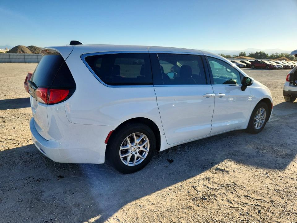 Photo 3 from auction – 2022 CHRYSLER VOYAGER with VIN 2C4RC1CG1NR159250