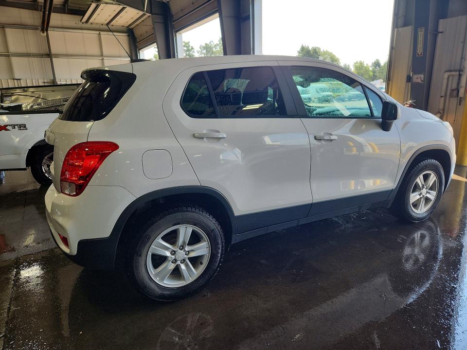 Photo 3 from auction – 2017 CHEVROLET TRAX with VIN 3GNCJNSB3HL244964