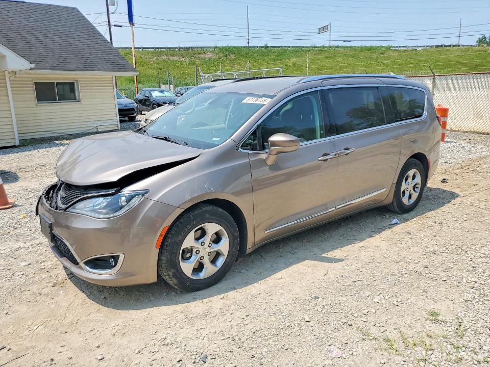 CHRYSLER PACIFICA 2017 with VIN 2C4RC1EGXHR804592 - Photo from auction