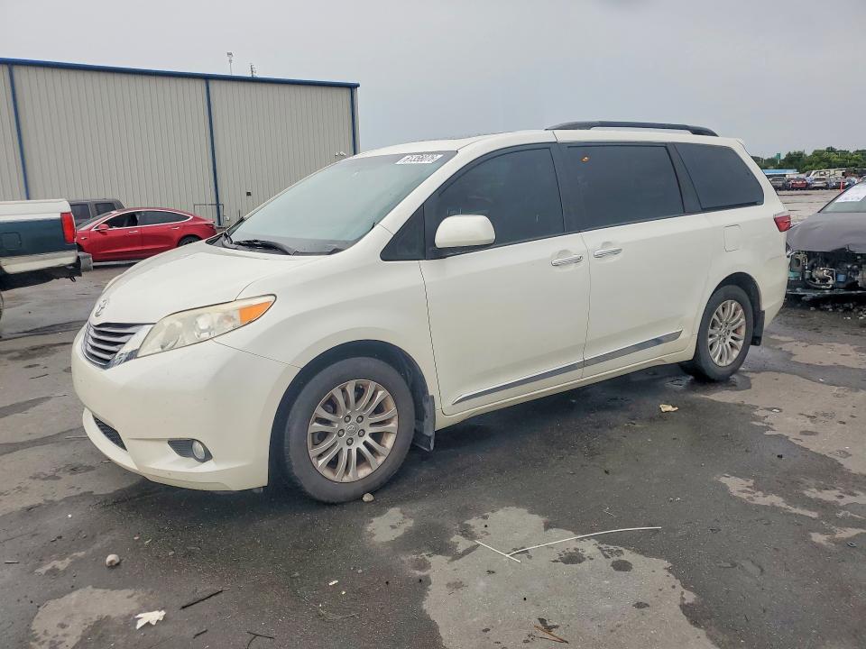 TOYOTA SIENNA 2017 with VIN 5TDYZ3DC3HS833783 - Photo from auction