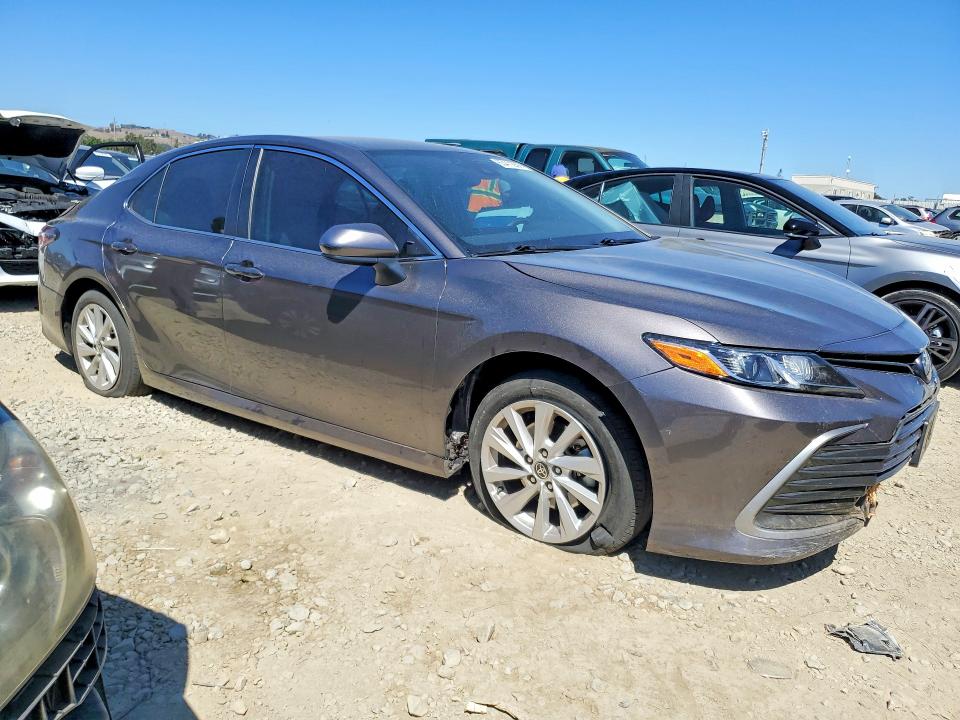 Photo 4 from auction – 2022 TOYOTA CAMRY with VIN 4T1C11AKXNU696071