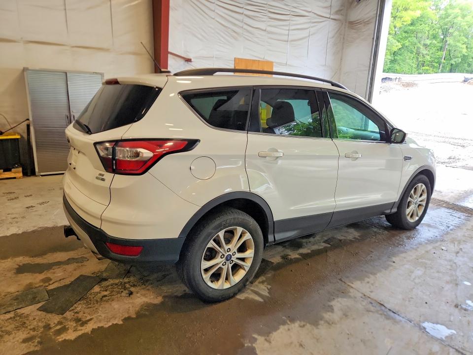 Photo 3 from auction – 2017 FORD ESCAPE with VIN 1FMCU9GD4HUB64141