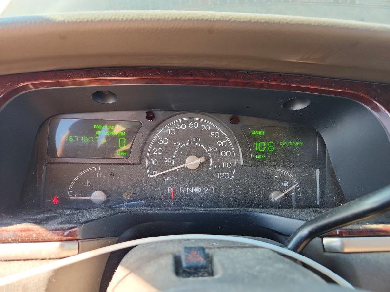 Photo 9 from auction – 2004 LINCOLN TOWN CAR with VIN 1LNHM83W74Y672369