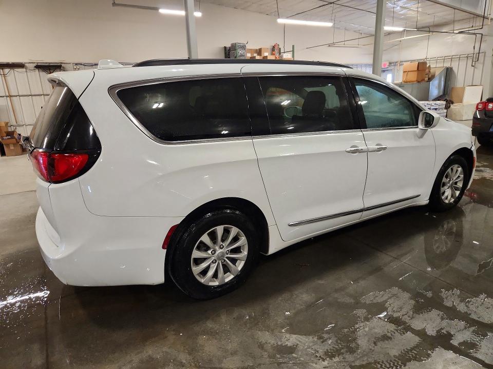 Photo 3 from auction – 2017 CHRYSLER PACIFICA with VIN 2C4RC1BG6HR613076