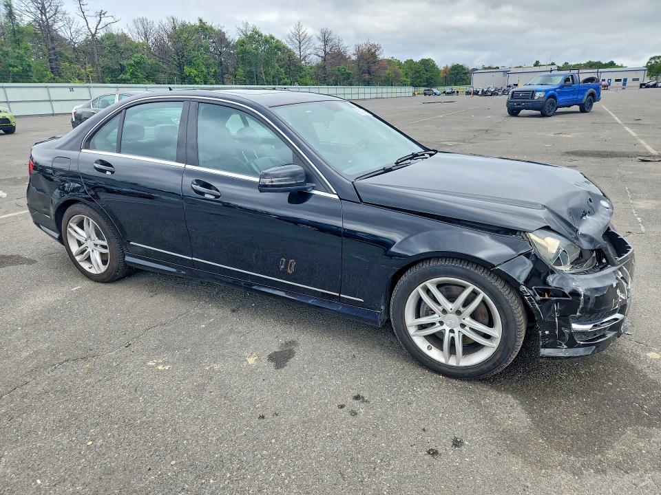 Photo 4 from auction – 2014 MERCEDES-BENZ C CLASS with VIN WDDGF8AB4ER311094