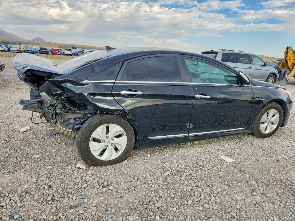 Photo 3 from auction – 2013 HYUNDAI SONATA with VIN KMHEC4A40DA093202