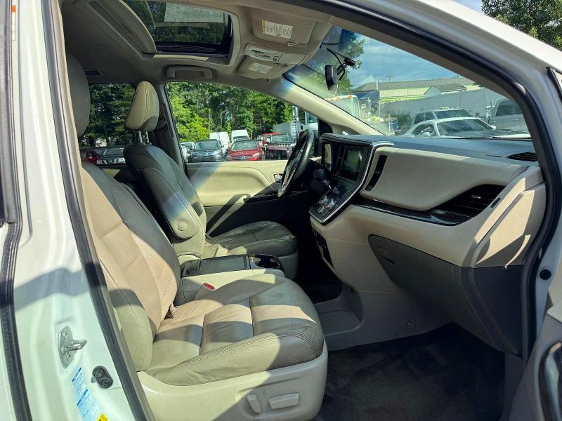 Photo 9 from auction – 2017 TOYOTA SIENNA with VIN 5TDDZ3DC4HS159092