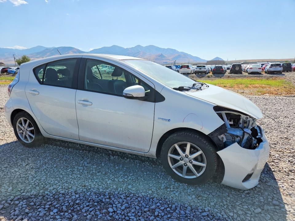 Photo 4 from auction – 2014 TOYOTA PRIUS C with VIN JTDKDTB38E1080736