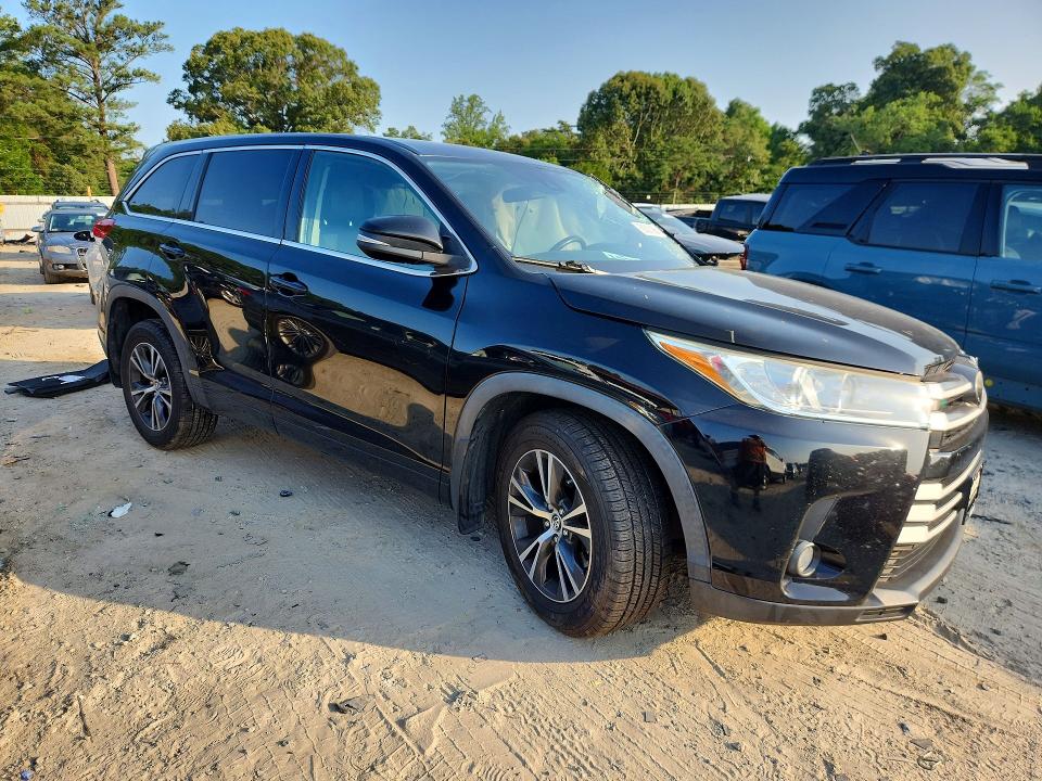 Photo 4 from auction – 2017 TOYOTA HIGHLANDER with VIN 5TDBZRFH5HS379148