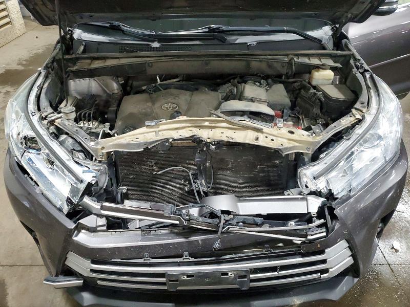 Photo 11 from auction – 2018 TOYOTA HIGHLANDER with VIN 5TDJZRFH4JS498004