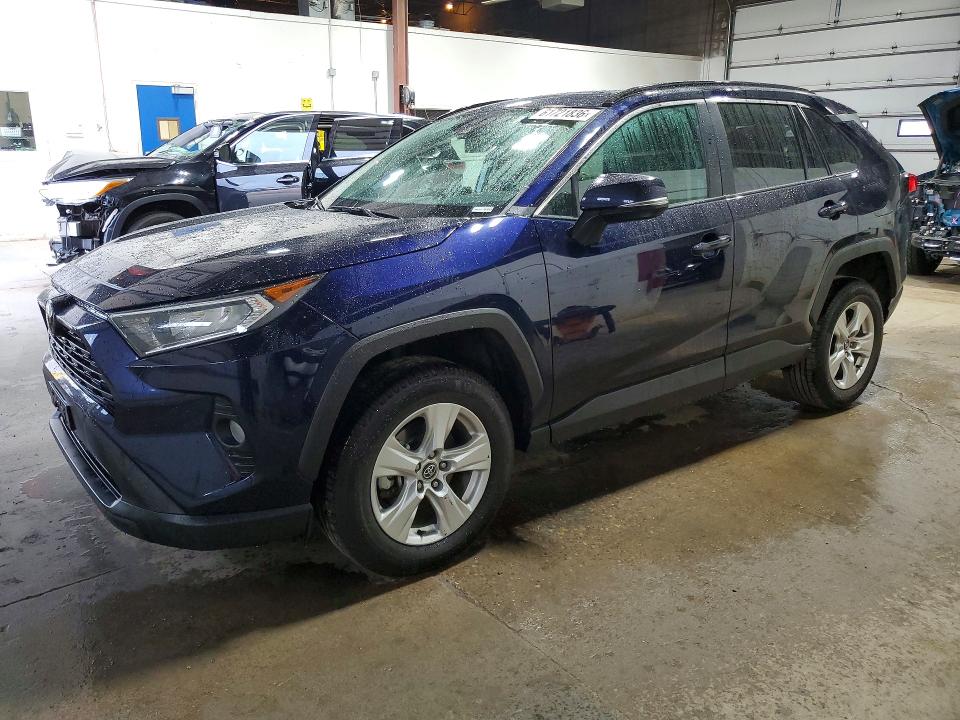 TOYOTA RAV4 2021 مع رقم تعريف المركبة 2T3P1RFV2MW153726 - صورة من المزاد