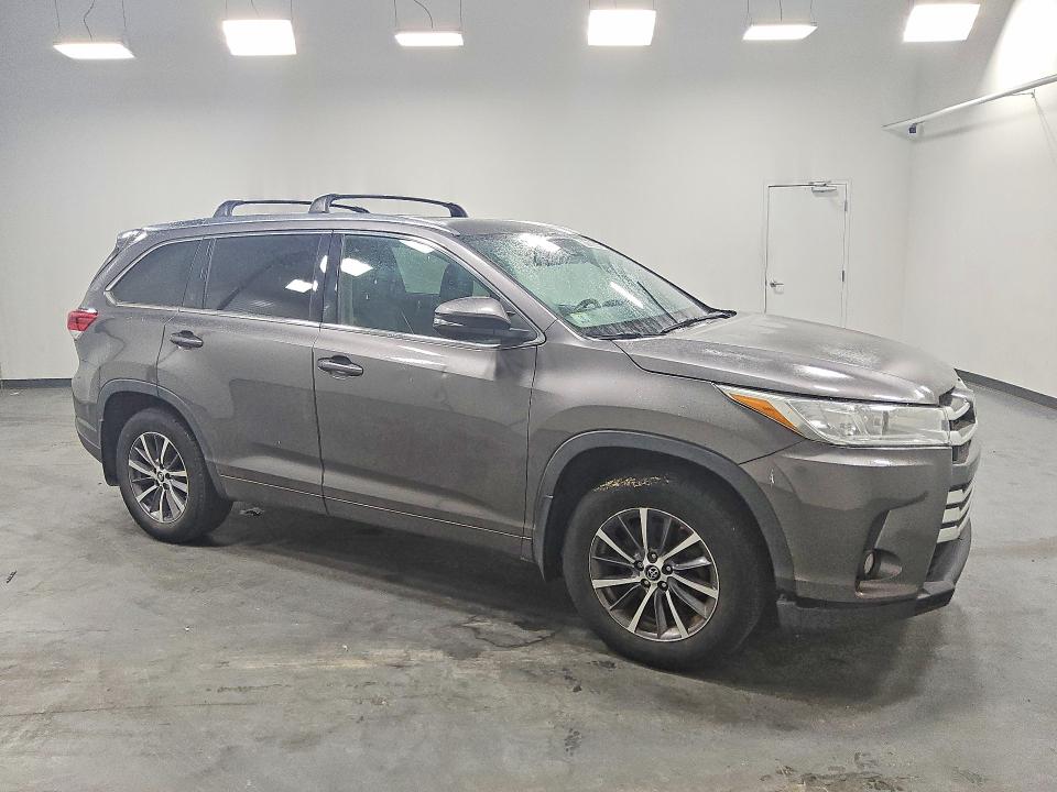 Zdjęcie 4 z aukcji – 2018 TOYOTA HIGHLANDER z VIN 5TDJZRFH9JS888449