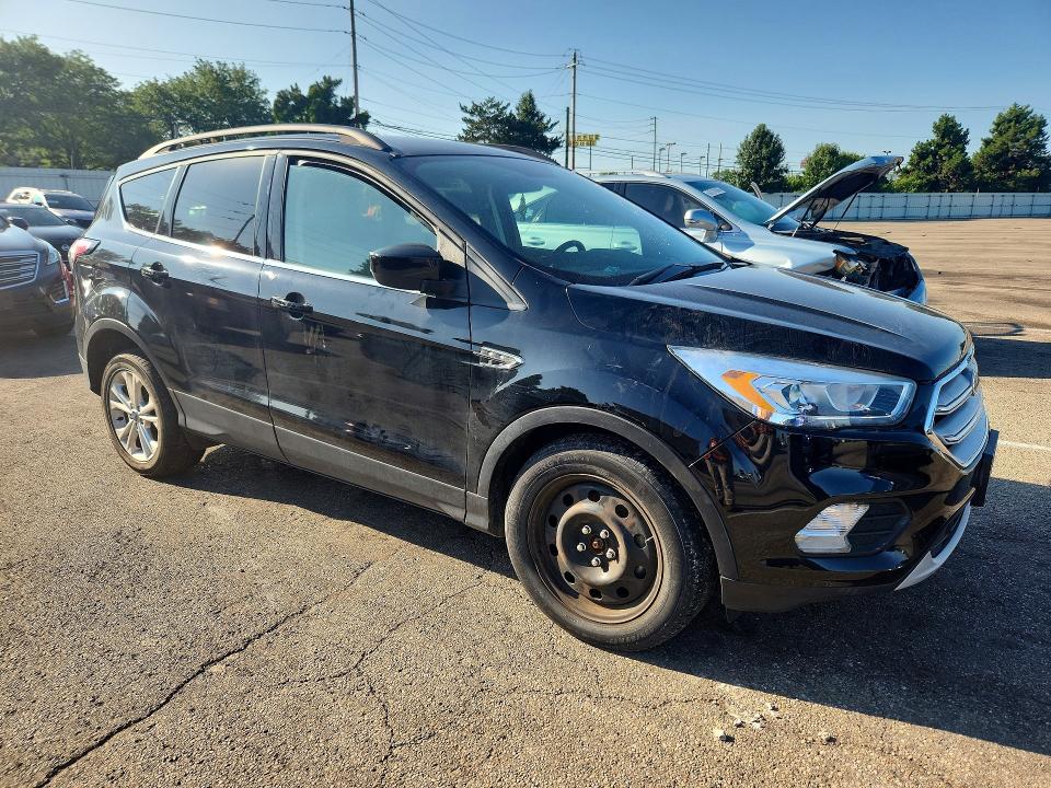 Photo 4 from auction – 2018 FORD ESCAPE with VIN 1FMCU0HD2JUA70503