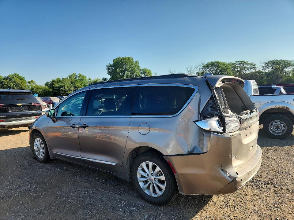 Photo 2 from auction – 2017 CHRYSLER PACIFICA with VIN 2C4RC1BG8HR839717