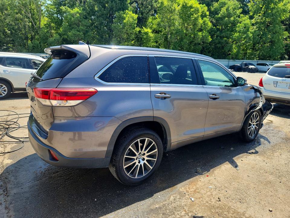 Photo 3 from auction – 2018 TOYOTA HIGHLANDER with VIN 5TDKZRFH4JS282643