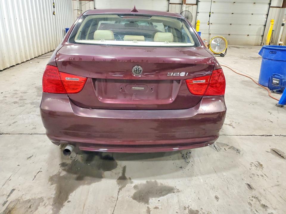 Photo 6 from auction – 2010 BMW 328 with VIN WBAPH7G55ANM54165
