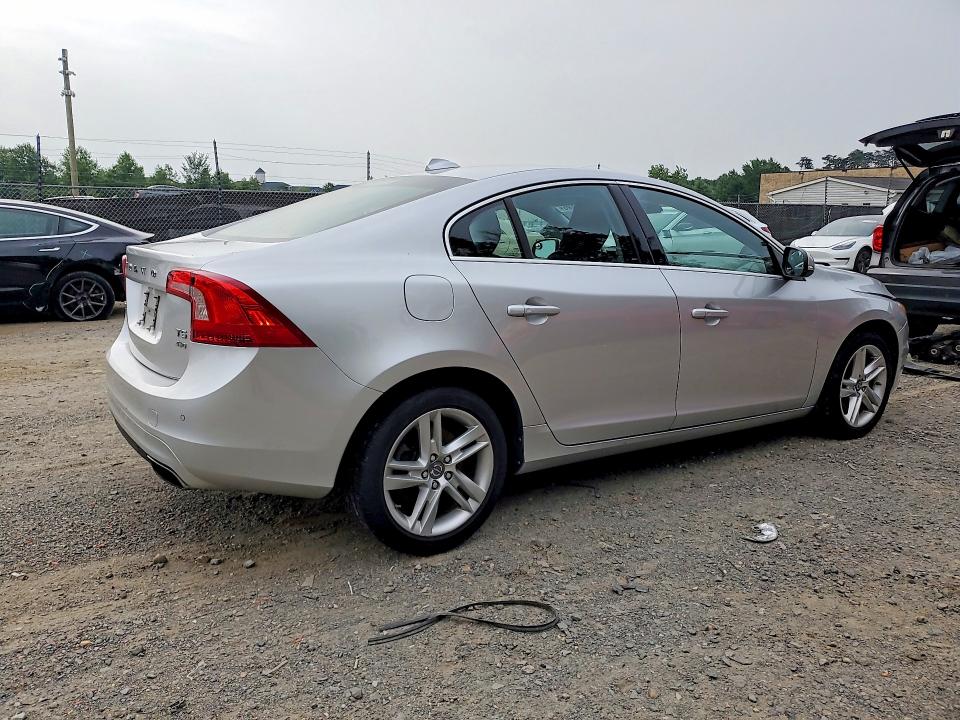 صورة رقم 3 من المزاد - 2015 VOLVO S60 مع VIN YV1612TB1F1304127