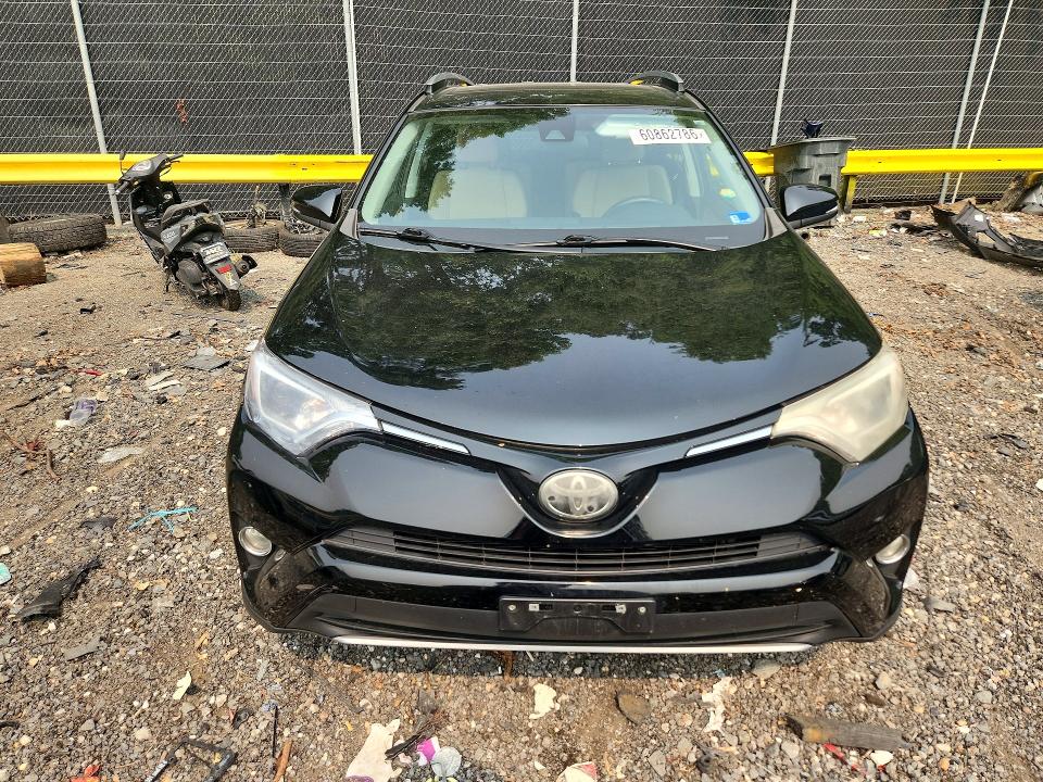Foto 5 de la subasta – 2017 TOYOTA RAV4 con VIN 2T3RFREV4HW677090
