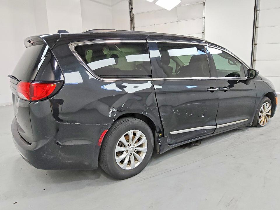 Photo 3 from auction – 2017 CHRYSLER PACIFICA with VIN 2C4RC1BG5HR535325
