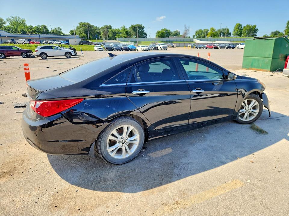 Photo 3 from auction – 2011 HYUNDAI SONATA with VIN 5NPEC4AC5BH145795