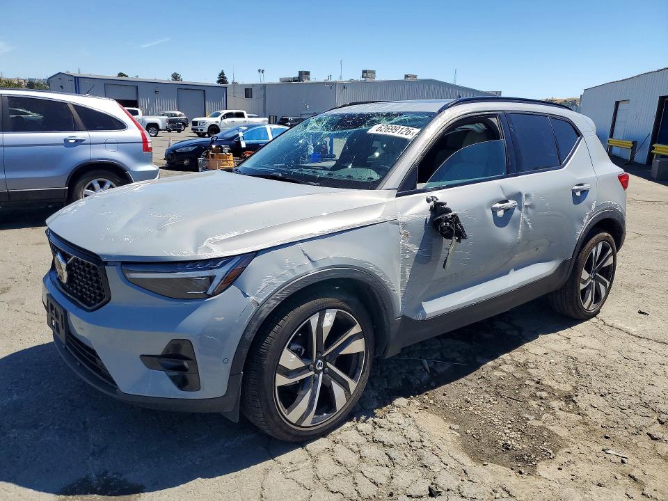 2024 VOLVO XC40