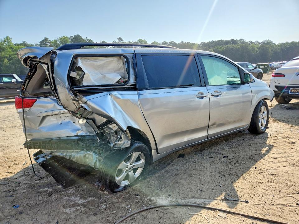 Foto 3 de la subasta – 2014 TOYOTA SIENNA con VIN 5TDKK3DCXES480738