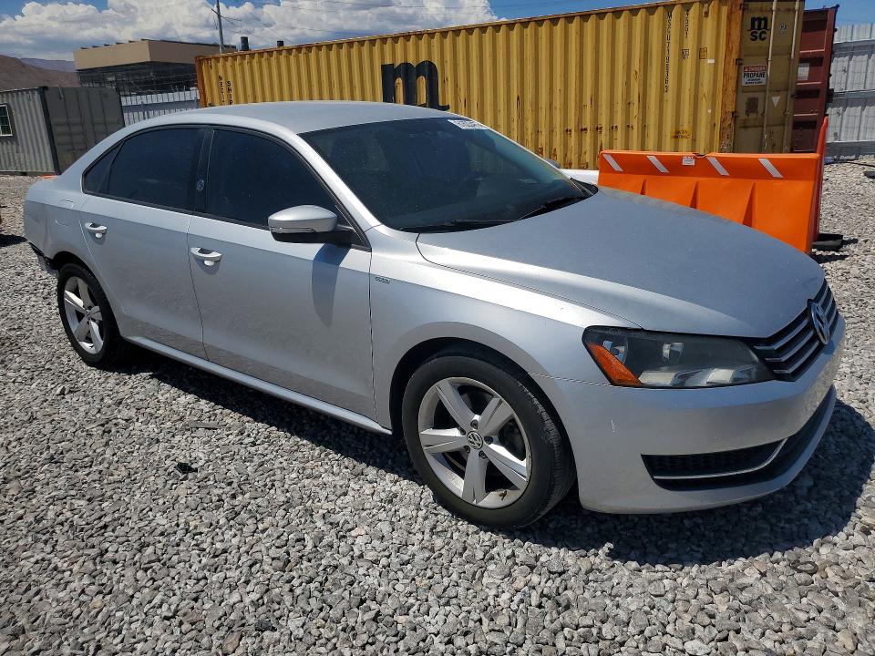 Снимка 4 от търг – 2014 VOLKSWAGEN PASSAT с VIN 1VWAP7A32EC007990