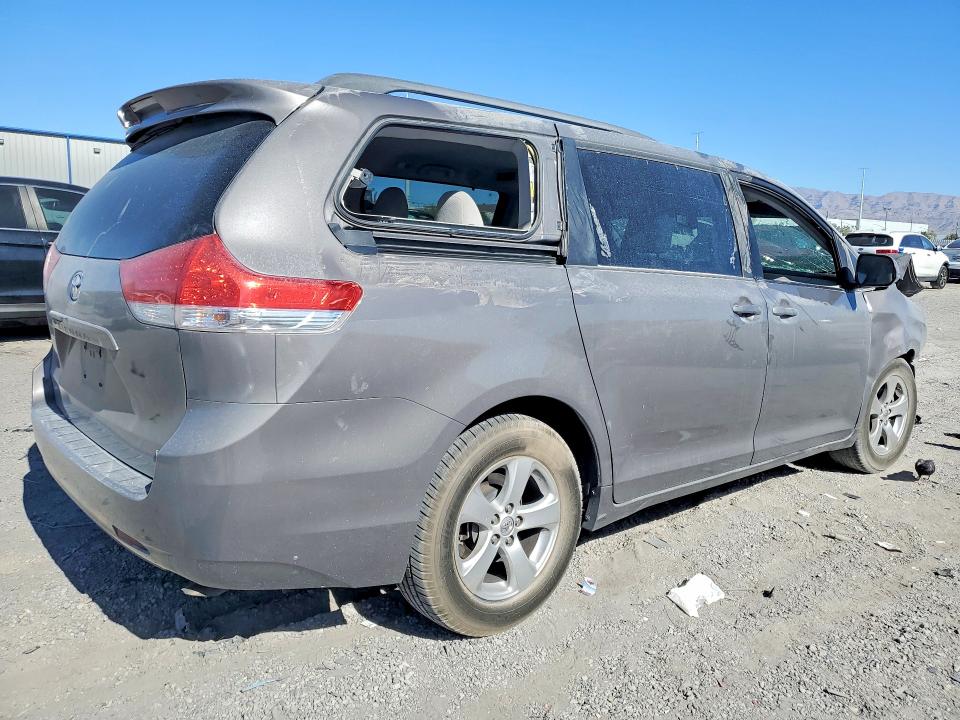 Foto 3 de la subasta – 2014 TOYOTA SIENNA con VIN 5TDKK3DC6ES484348