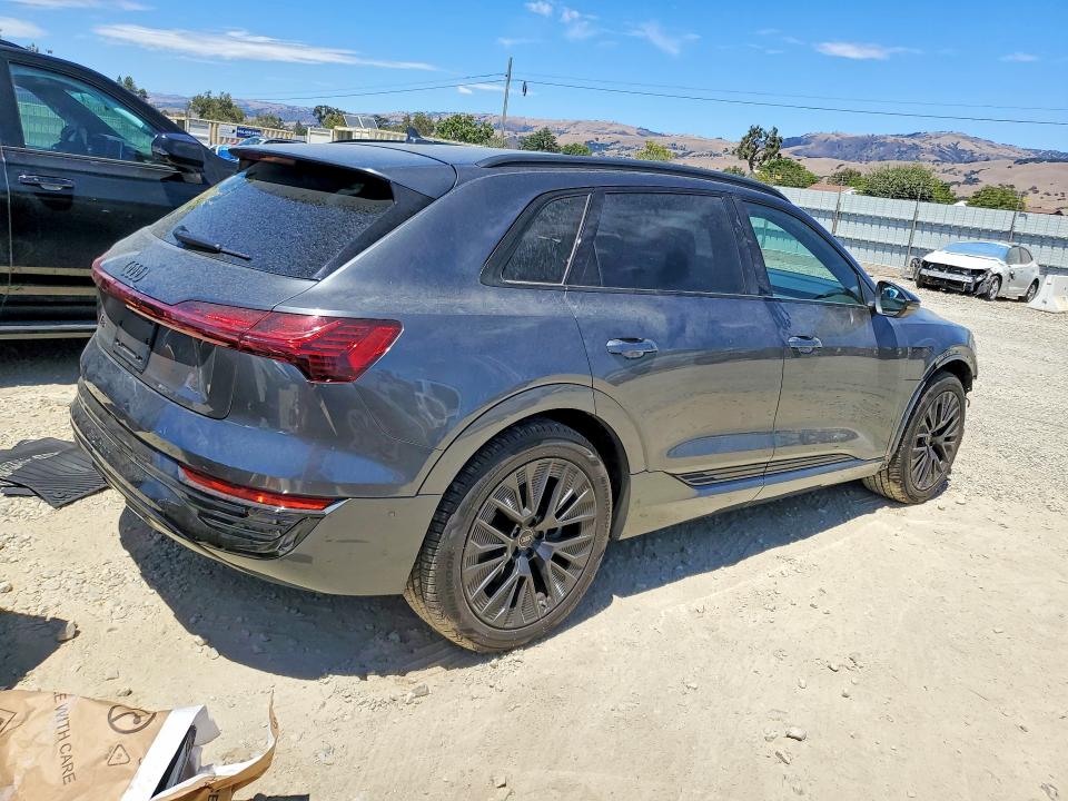 Zdjęcie 3 z aukcji – 2024 AUDI Q8 E-TRON z VIN WA16AAGE9RB039647