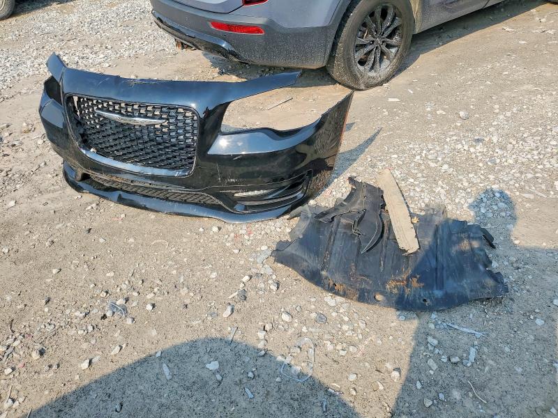 Photo 12 from auction – 2019 CHRYSLER 300 with VIN 2C3CCABT3KH580431