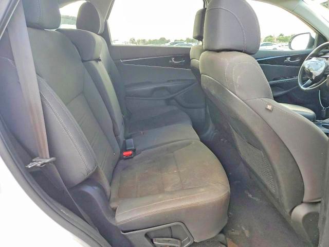 Photo 11 from auction – 2017 KIA SORENTO with VIN 5XYPG4A36HG235745