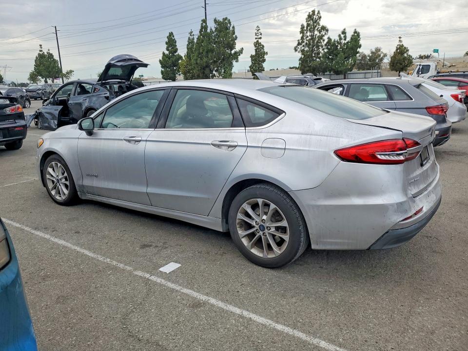 Photo 2 from auction – 2019 FORD FUSION with VIN 3FA6P0LU4KR119568